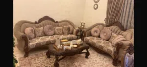 غرفة ملابس وكنب ضيوف وطاولة سفرة مع دولسوار