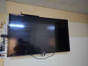 تلفاز كبير جدا 55 بوصه من شركه جي في سي jvc مستعمل لاكن بحالة الوكاله