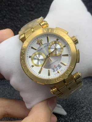 ساعة فيرساتشي في رايسر كرونوغراف بمينا بيضاء وسوار من الفولاذ الذهبي للرجال - VBR060017