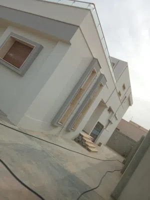 منزل دورين للبيع بضواحي الخمس منطقة الطورة بعد سوق الشعبي عاليسار طريق النهر