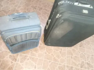 يوجد حقيبتين سفر واحده حجم صغيرة وثانيه حجم كبيرة