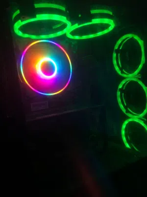 للبيع - جهاز كمبيوتر قوي للألعاب والتصميم المواصفات: - معالج المركزي (CPU): AMD Ryzen 5 5600 - كر