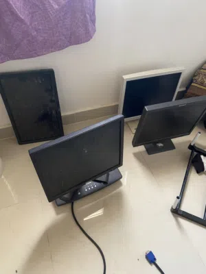 للبيع شاشات كميوتر عدد 5 شغاله مع ظمان