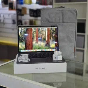 Macbook Air 2020 M1/8GB RAM/512GB SSD ماكبوك إير 2020 بمعالج M1 + الشاحن الاصلي + الكرتون + شنطة
