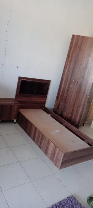دولاب فردي وسرير وكمدينو