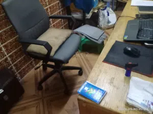 كرسي مكتب ومكتبين  للبيع (حديد 1 و خشب 1) بسبب السفر