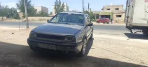 سيارة فولكسفاغن جولف MK3 موديل 1993 فضي بحالة ممتازة للبيع