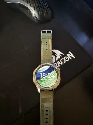 ساعة هواوي ذكية GT نظيف مع علبتها وشاحنها بدون اي خراب لا كسر ولا خدش 46 mm فيه جميع الميزات ورسايل
