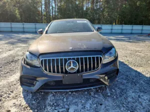 الوصول قريبا 2017 MERCEDES E 300 4MATIC رقم 1 ارباق وكالة داخلية هليوس البيع بالحادث
