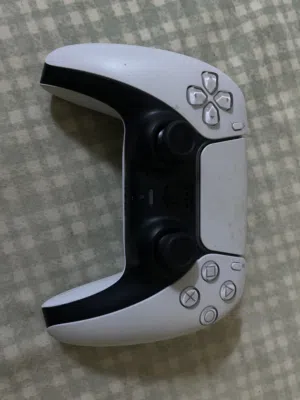 كنترول ps5 ب حاله جديده نظيفه