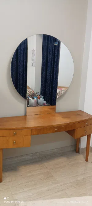 Dressing table with German mirror. Adjustable mirror. no damage. worth buying. value to buy. strong.
