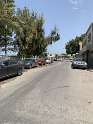 شقة ارضية خدامية للايجار رايسي شارع الصريم