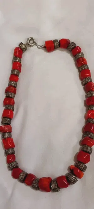 عقد اصلي وقديم من المرجان الحر الطبيعي بحجمه الخشن و  بلونة المرغوب للجميع ومنهم الطامحين بأقتناء