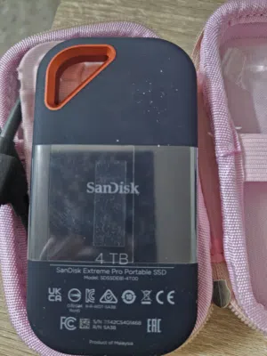 هارد دسك خارجي من نوع SanDisk Extreme Pro Portable SSD بسعة 4 تيرابايت. جديد غير مستخدم مع الحافظة