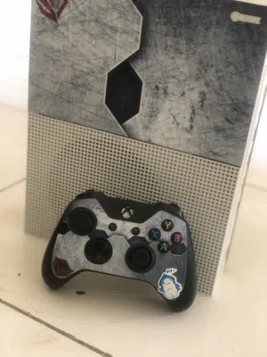 Xbox One S اكس بوكس ون اس نظيف مع كنترول واحد بشكل مميز و مع حساب العاب  مش مفتوح ولا مصلح