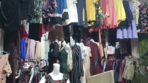 محل ملابس للببع البضاعه مع الاصنام والطاولات