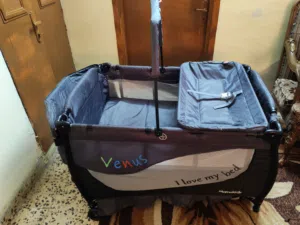 تخت أطفال للبيع بحالة ممتازة