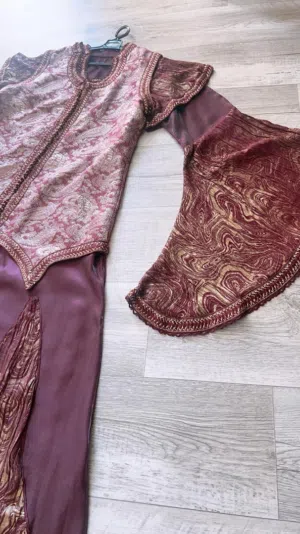 قفطان فخم للعراس بسعر كزيوني هلباااااا