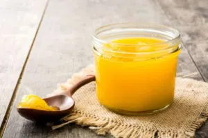 "سمن البقر الاصلي: طبيعي 100%، بدون إضافات أو مواد حافظة. غني بالطعم، مثالي للطبخ والخبز.