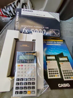 آله حاسبه للدراسه نوع casio أصليه وبسعر مستحيل تحصله في السوق نوع الآله كانت مخزنه البيع بالجمله