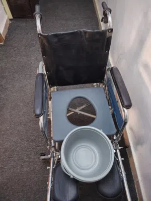 كرسي متحرك مع حوض حمام