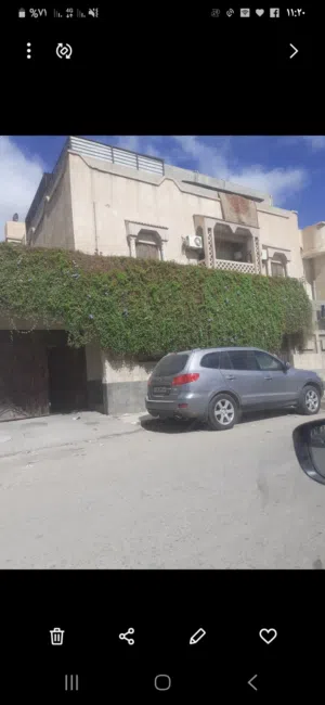 عمارة من ثلاث طوابق وستة شقق في طريق السور بالقرب من جامع بلال بن رباح