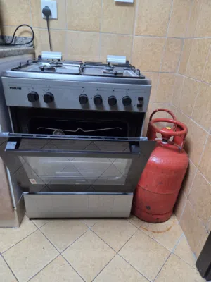 Cooking range with cylinder and connector