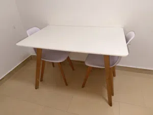 طاولة طعام باللون الأبيض  مع كرسيين White Dining Table with 2 Chairs