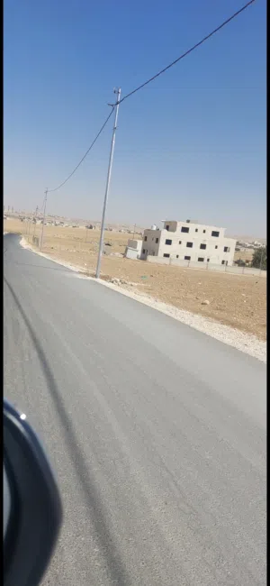 قطعة ارض سكنيه في منطقه ارميدان قريبه من دوار البيضاء للبيع