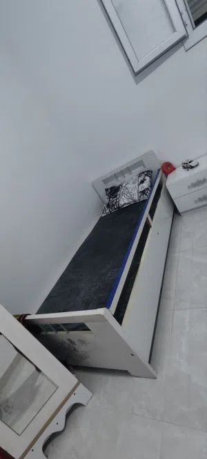 دار نوم اطفال استعمال نظيف جدا للبيع تتكون من ثلاث سراير فرديه ودولاب ملابس وسرير بيبي وكمدينا