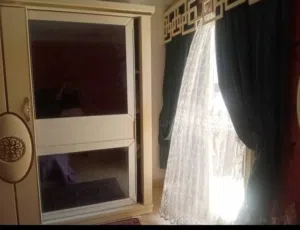 شقه بين المندره والعصافره 170 متر تاني نمره من البحر تري البحر رؤيه جانبيه رائعه