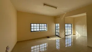 للايجار شقة علوية  بالمعترض مساحات وااسعه 3 غرف مع بلكونات