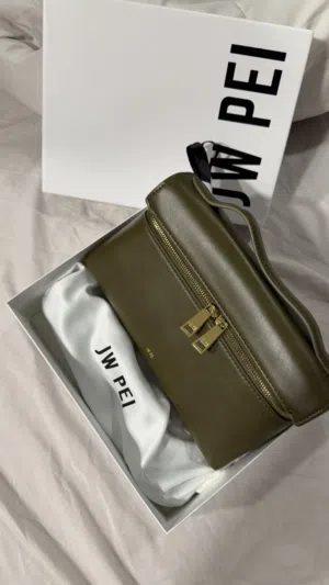 للبيع شنطتين اصليه والثانيه ماستر