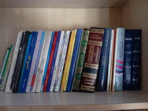 مكتبة كبيرة من الكتب في مختلف المجالات