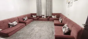 جلسة أرضية مع السجاد والستأئر وطاولة شاشة