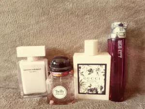 اربعة زجاجات عطور اصلية فارغة للبيع مع بعض