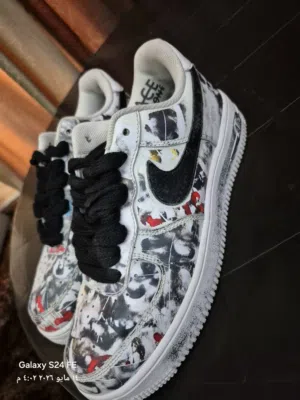 بوت Nike للبيع بوت Nike Air Force 1 مستعمل النمرة:40 لون أبيض وأسود مع رسومات سبلاش م