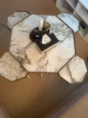 طاولة منتصف مع عدد اربع طرابيزه و مرآه جانبيه