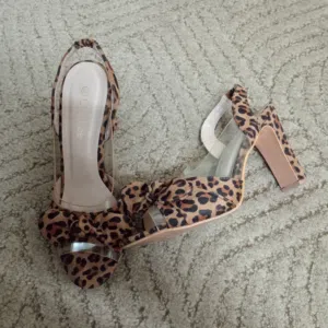 أحذية مرتبة وأنيقة استعمال مرة وحدة