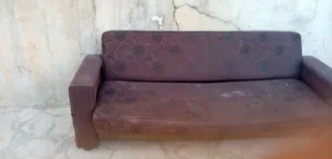 كنبة سرير وطاولة تلفزيون