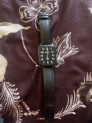 Series 6 / 44mm ما فيها اي عطل ولا خدوش الساعه ممتازه جدا  معها 3 كستك كل التفاصيل موجوده بالصور