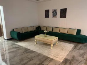 عروض مكتب الثقه تشطيب ايجار في السراج طريق المواشي بالقرب من مسجد صحابه مفروشه