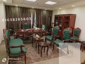 غرفه كلاسيك خشب زان احمر مطعم بالنحاس مكون من مكتب 180سم 5درج مكتبه ملفات 3ضلفه كرسي اداري 2انتظار