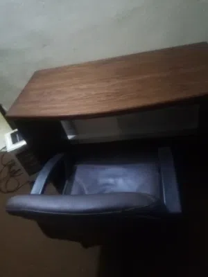 مكاتب دراسة مع كراسي