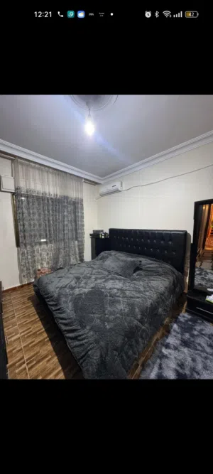 غرفة نوم خشب حالة ممتازة للبيع