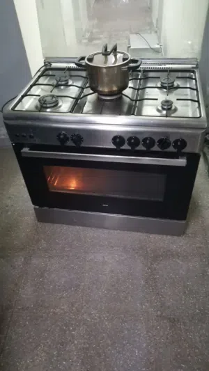 غاز كامل شغال بلفران  مرتب  مركت  اكسبير  اطالي وفرن كهربا  وليمشي مكرويف كمان / للبيع