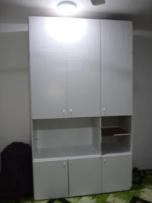 خزانه تفصيل من اجود انواع الخشب من الكويت طولها عالي والعمق ممتاز جدا جدآ لون ابيض فورمايكا وكاله