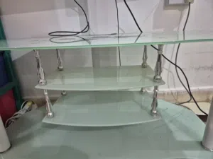 طاولة تلفزيون مستعملة للبيع