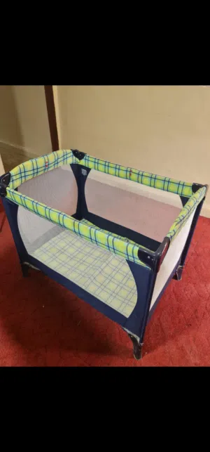 حمالة بيبي وسرير وكرسي ودراجة استعمال قليل جد وسعرهم رمزي