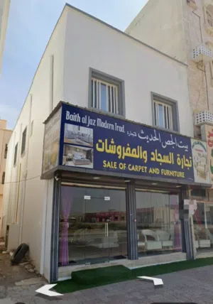 للبيع مبنى سكني تجاري في ولاية صور امام الشارع العام المدخل الرئيسي لسوق التجاري